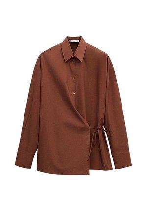 Ruskea pitkähihainen paita, jossa on terävä kaulus, edessä napit ja oikealla puolella kietaisuyksityiskohta.