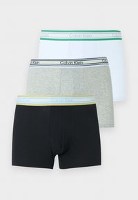 Τρία ανδρικά boxer Calvin Klein σε μαύρο, γκρι και λευκό με ελαστικές ζώνες μέσης με χρωματικές λεπτομέρειες.