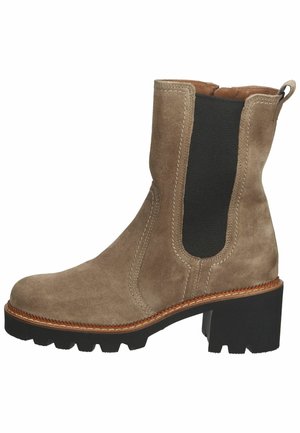 Taupe ruskind ankelstøvle med solid sort hæl, elastisk sidepanel, trækstrop og robust sål for godt greb.