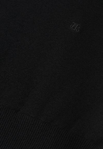 Czarna dzianina z ribbowym wykończeniem i małym haftowanym logo w pobliżu górnego prawego rogu.
