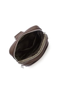 Borsa in pelle marrone con esterno texturizzato, cerniera argentata e interno verde oliva. Presenta più scomparti per una migliore organizzazione.