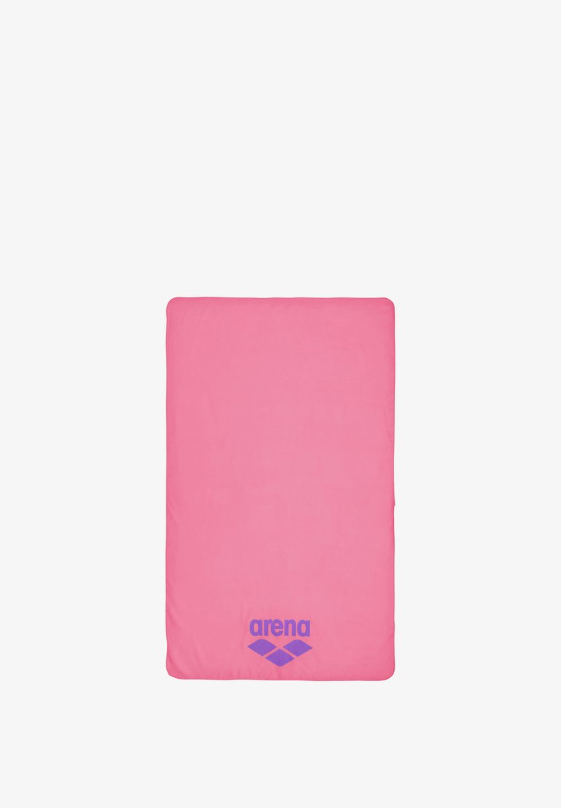 Rosa mikrofiberhåndklæde med en glat tekstur og afrundede hjørner. Har et lilla "arena" logo og en simpel rektangulær form.