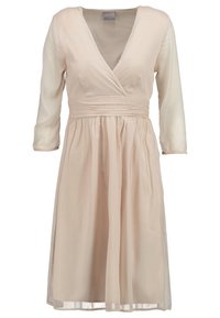 Robe beige clair avec un décolleté en V profond et des manches trois-quarts. Elle présente un corsage ajusté, des plis à la taille et une jupe évasée, confectionnée dans un tissu doux.
