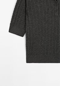 Ciemnoszara sweter z dzianiny o fakturowanym wzorze w warkocze, z trzema guzikami przy dekolcie oraz prążkowanymi mankietami i dolnym brzegiem.