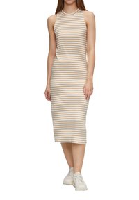 Ärmelloses, figurbetontes Midikleid mit horizontalen beige-weißen Streifen. Glattes Material mit Rundhalsausschnitt, kombiniert mit hellen Sneakers.