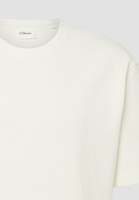 T-shirt blanc texturé à manches courtes et col rond avec une petite étiquette de marque "s.Oliver" au niveau de l'encolure.