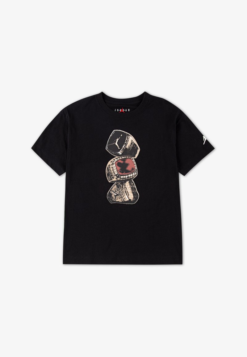 Tricou negru cu guler rotund, având un print grafic suprapus cu pantofi de baschet în diverse culori și texturi pe față.