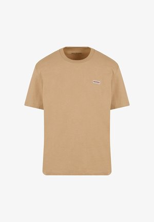 Beige pamut póló rövid ujjakkal, kerek nyakkivágással és egy kis hímzett logóval a bal mellen. Simítású textúra, laza dizájn.