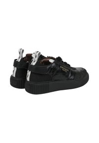 Schwarze Sneaker mit einer Mischung aus glänzenden und strukturierten Materialien, runder Zehenpartie, dicker Gummisohle und kontrastierenden weißen Akzenten.