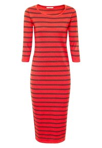 Robe rouge côtelée avec des manches 3/4, présentant des rayures horizontales noires. Encolure ronde, design ajusté, silhouette jusqu'aux genoux.