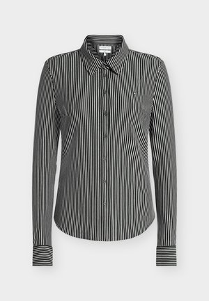 Μαύρο και άσπρο κάθετο ριγέ πουκάμισο με μακριά μανίκια, κουμπιά, γιακά και μανσέτες, εμφανιζόμενο από μπροστά σε απλό φόντο.