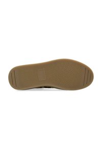Suola in gomma marrone di una scarpa con un motivo di grip testurizzato e un'area recante un logo rettangolare al centro, mostrata su uno sfondo bianco.