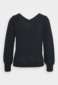 Pull en tricot noir avec un col en V et des accents côtelés, doté de manches longues et d'un tissu texturé.