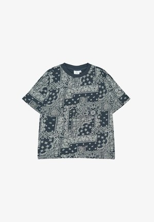 Donkerblauwe T-shirt met een wit paisleypatroon, korte mouwen en een ronde hals, gemaakt van zacht katoen.