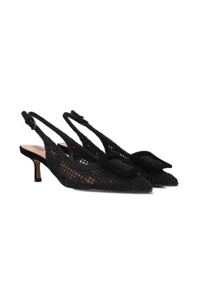 Scarpe slingback nere con intricato design in pizzo, punta affusolata e tacco di media altezza. Tessuto testurizzato con motivi floreali e dettagli.