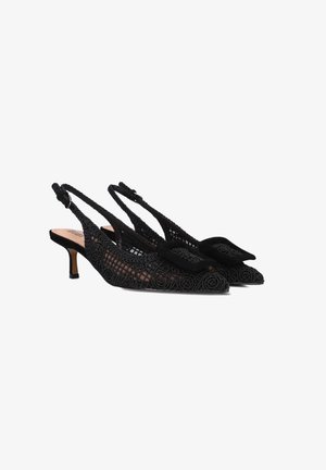 Zwarte slingback schoenen met een ingewikkeld kantontwerp, spitse neus en een middenhoge hak. Gelaagd textiel met bloemmotieven en accenten.