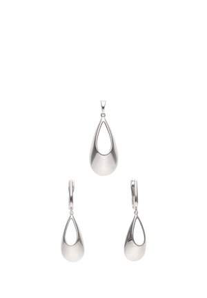 Ezüstös tónusú, csepp alakú medál és hozzáillő, üreges közepű fülbevalók, fehér háttér előtt bemutatva.