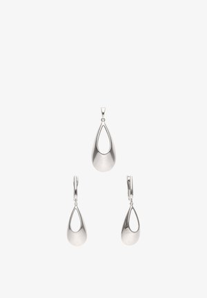 Pandantiv în formă de picătură ton argintiu și cercei asortați cu centre goale, afișate pe un fundal alb.