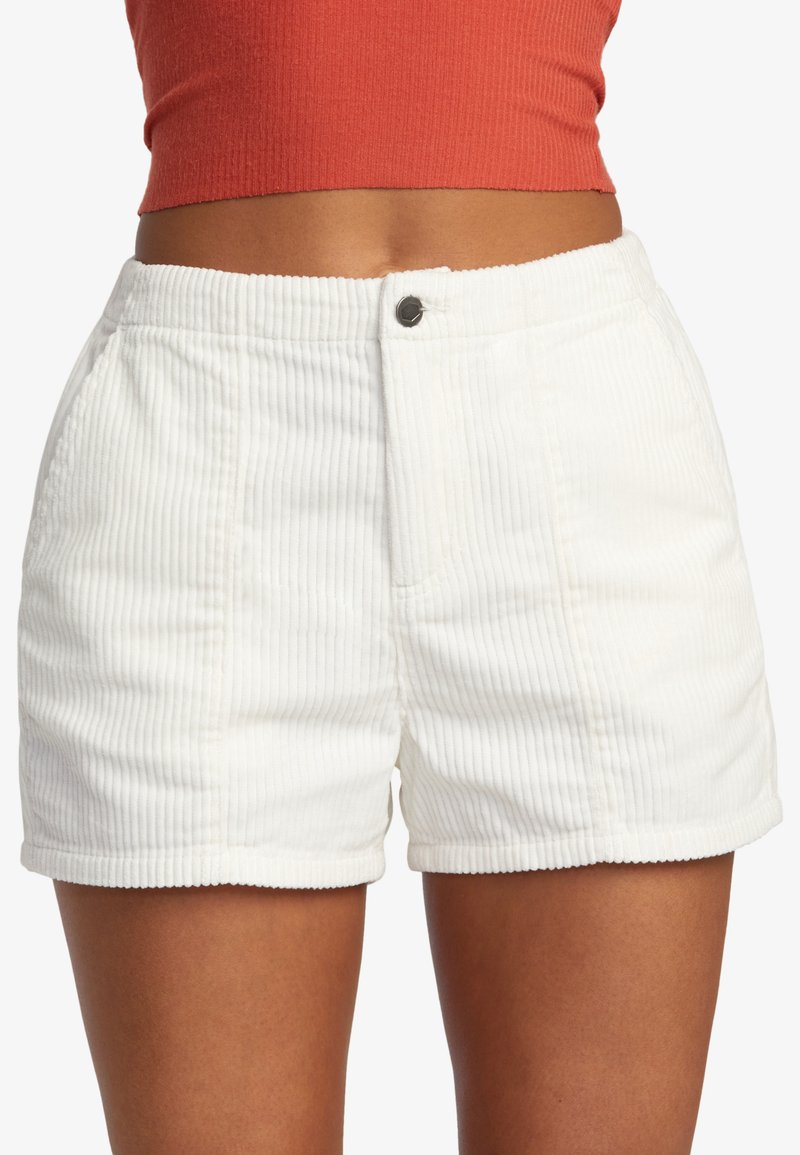 Weiße Cordshorts mit strukturierter Oberfläche, vorne mit Knopfverschluss und Seitentaschen. Über dem Oberschenkel geschnitten.