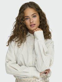 Chemise à rayures beige clair avec de fines lignes pastel ; possède une coupe décontractée, des manches longues et des détails aux poignets.