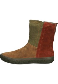 Bottines en daim avec un mélange de panneaux marron, vert et rouge. Semelle en caoutchouc avec surface texturée pour une meilleure adhérence. Dessus lisse avec détails de couture.