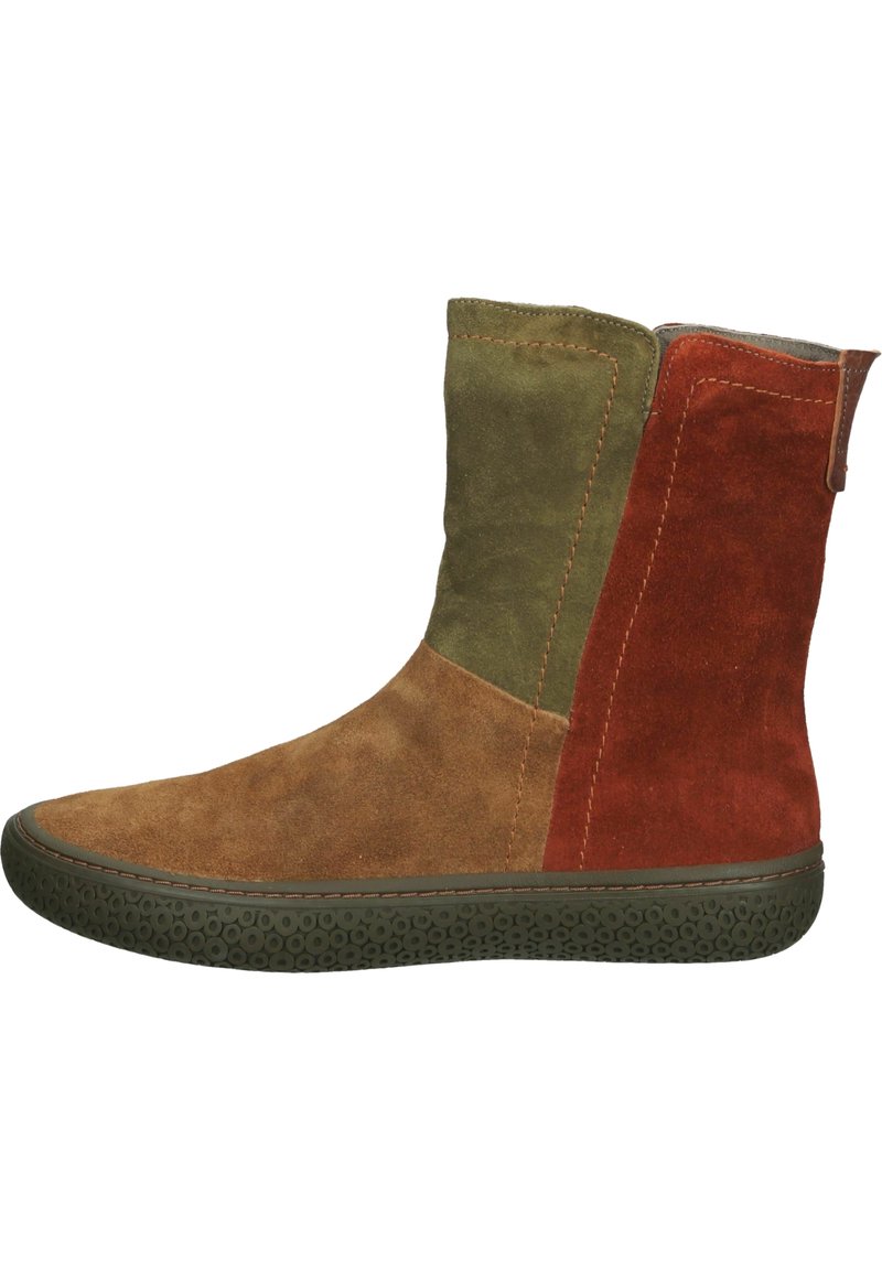 Bottines en daim avec un mélange de panneaux marron, vert et rouge. Semelle en caoutchouc avec surface texturée pour une meilleure adhérence. Dessus lisse avec détails de couture.