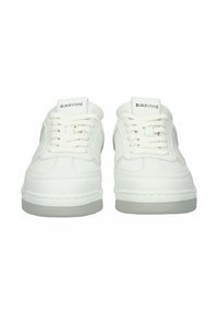 Pari valkoisia Blackstone-tennareita, joissa on nauhat, pyöreät kärjet ja vaaleanharmaat, teksturoidut pohjat, nähtynä edestä.