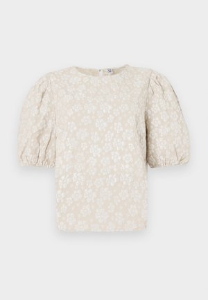 Beige blomsterbluse med pufærmer, tekstureret stof, subtil glans og rund udskæring. Har små hvide blomstermønstre over det hele.