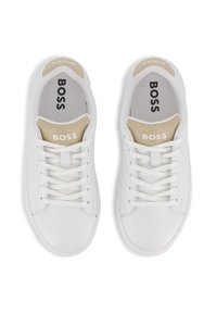 Άσπρα αθλητικά παπούτσια από λείο και διάτρητο δέρμ α, με μπεζ λεπτομέρειες στη γλώσσα, άσπρα κορδόνια και έντονη σηματοδότηση "BOSS".
