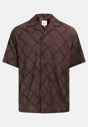 Hnedá košeľa s krátkym rukávom, zapínaná na gombíky vpredu, s otvoreným golierom a vzorom očiek v tvare diamantu po celej látke.