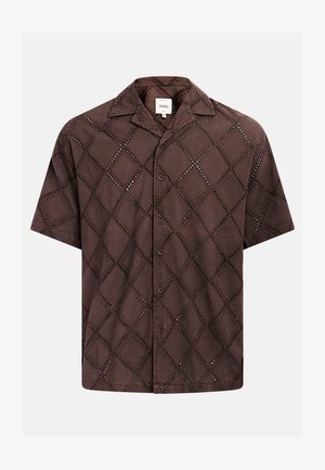 Hnedá košeľa s krátkym rukávom, zapínaná na gombíky vpredu, s otvoreným golierom a vzorom očiek v tvare diamantu po celej látke.