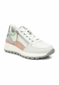 Zapatilla blanca con acentos en gris, verde menta y rosa empolvado. Presenta una parte superior texturizada, cierre de cordones y detalle de cremallera en el lateral. Suela de goma.