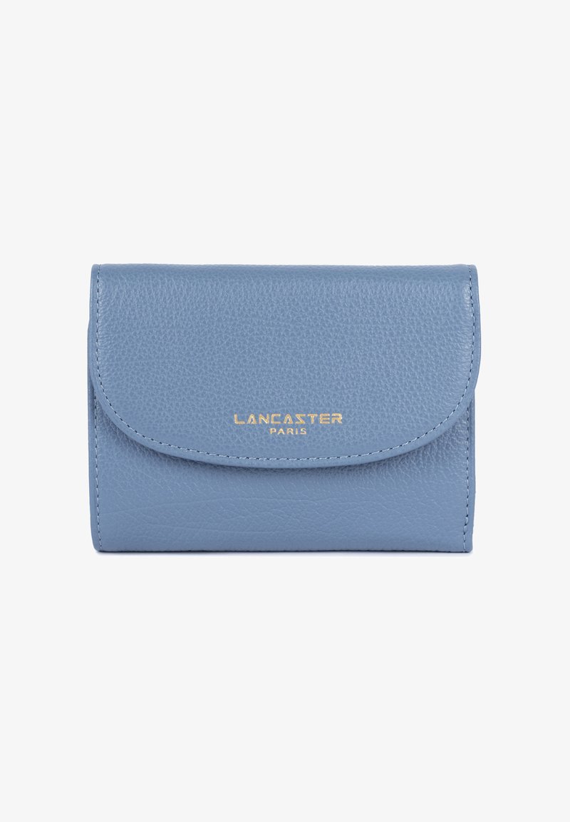 Portefeuille en cuir bleu clair avec une finition texturée, une fermeture à rabat et le logo de la marque embossé en or "LANCASTER PARIS" à l'avant.