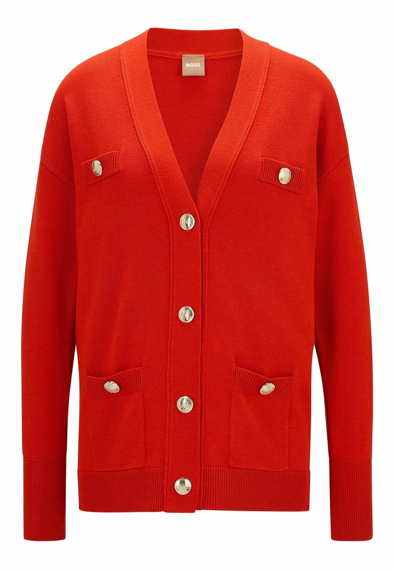 Cardigan lavorato a maglia rosso con scollo a V, due tasche frontali e bottoni in tono oro. Le maniche e l'orlo a costine migliorano la finitura testurizzata.