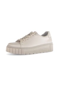 Beige leren sneakers met een ronde neus, platte veters en een gestructureerde platformzool met horizontale gleuven en een subtiel patroon.