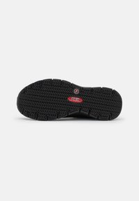 Schwarze Gummisohle mit einem strukturierten Profilmuster. Mit der Markenbezeichnung "Skechers Flex" und "Rutschfest" in roten Akzenten.