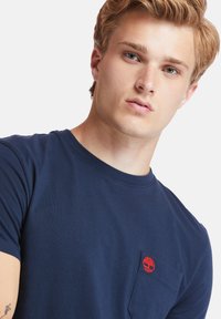 Timberland DUNSTAN RIVER POCKET TEE - Paprasti marškinėliai - dark sapphire