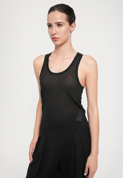 Schwarzes Tanktop aus leichtem Stoff mit einem runden Ausschnitt, schmalen Trägern und einem kleinen orangefarbenen Logo auf der linken Brustseite.