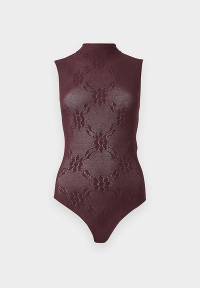 Μπορντό δαντελένιο κορμάκι με ψηλό λαιμό, χωρίς μανίκια και περίπλοκο λουλουδάτο μοτίβο. Το διάφανο ύφασμα αναδεικνύει τις καμπύλες του σώματος.