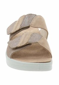 Sandali beige con due larghe cinghie regolabili, una combinazione di materiali texturizzati e lisci, e una leggera suola in gomma.