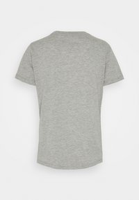 Grå kortärmad T-shirt, tillverkad av mjukt tyg, med rund hals och en något rundad fåll, med en slät och jämn textur.