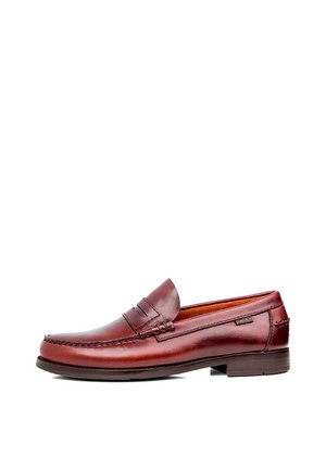 Mocasín slip-on de cuero rojo oscuro con detalles cosidos y un tacón bajo apilado, mostrado en perfil lateral sobre un fondo blanco.