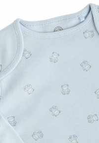 Világoskék baba body puha pamutból, világosszürke és kék színű ismétlődő mackó mintával. Kerek nyak, patentos záródással.