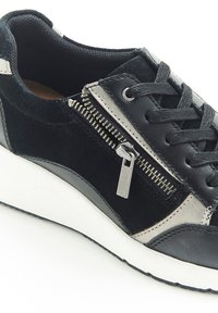 Sneaker nera e grigia con tomaia in suede e pelle, dotata di una cerniera laterale, chiusura con lacci e suola in gomma bianca.