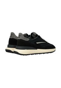 Sneaker in suede nero e nylon con accenti grigi, dotati di colletto imbottito, suola testurizzata e lacci piatti. Forma arrotondata e soletta ammortizzata.