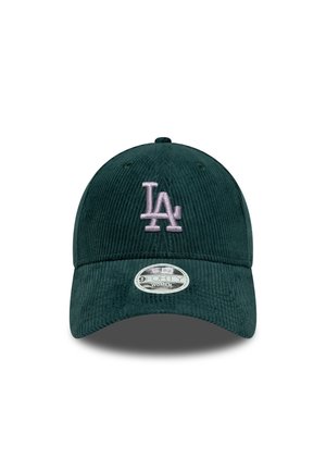 Casquette de baseball en velours côtelé vert foncé avec logo "LA" brodé en rose et autocollant à l'avant indiquant "9FORTY Women Adjustable".