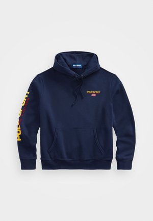 Navyblå hættetrøje med frontlomme, "Polo Sport"-logo og amerikansk flag på brystet samt gul "Polo Sport Ralph Lauren"-tekst på venstre ærme.