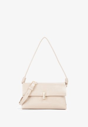 Beżowa skórzana torebka z złożonym wzornictwem, z węzłowym paskiem na ramię i zapięciem w złotym odcieniu. Gładka tekstura bez widocznych wzorów.