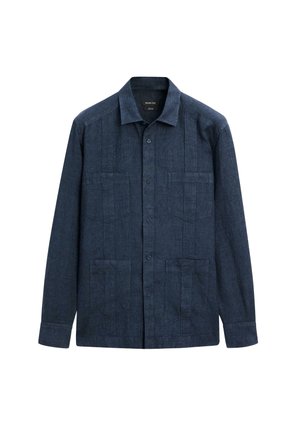 Dunkelblaues Langarmhemd mit Button-Down-Kragen, ausgestattet mit zwei Brusttaschen und vertikalen Nähdetails auf der Vorderseite.