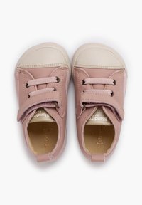 Scarpe di pelle rosa chiaro con punta beige, dotate di lacci e una fascia in velcro, texture liscia e design arrotondato.
